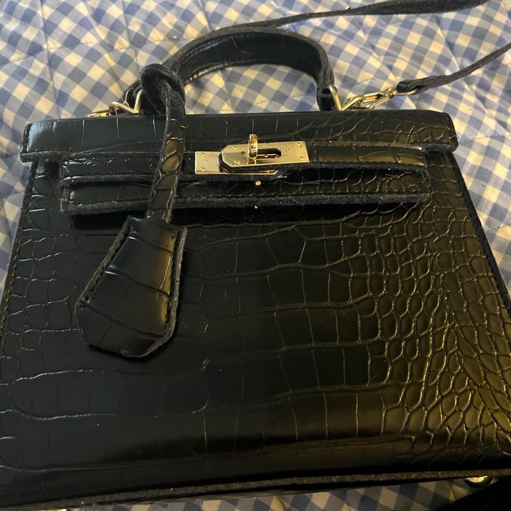 NWOT  VEGAN LEATHER  Black Crocodile-STYLE Handbag NEVER WORN 8.5”WX6.5”H.